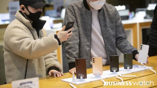 10일 서울 서초구 삼성 딜라이트에 삼성전자의 새로운 플래그십 스마트폰 '갤럭시 S22' 시리즈가 전시되고 있다. /사진=이명근 기자 qwe123@