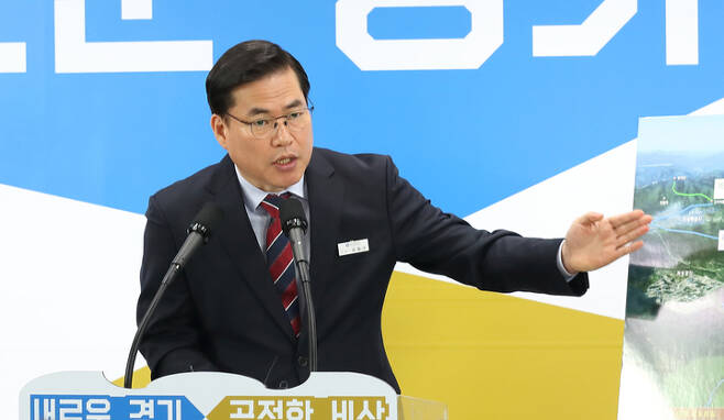 [서울=뉴시스] 지난 2019년 3월 6일 당시 유동규 경기관광공사 사장이 경기도청 구관 2층 브리핑룸에서 '임진각~판문점 간 평화 모노레일 설치 추진 계획'에 대해 브리핑을 하고 있다. (사진=경기도 제공) 2021.10.05. photo@newsis.com *재판매 및 DB 금지