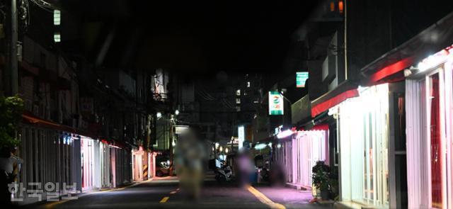 15일 서울 영등포구 타임스퀘어 인근 성매매 집결지에 성매매 여성이 성매수 남성을 호객하는 속칭 '유리방'이 즐비하다. 서재훈 기자