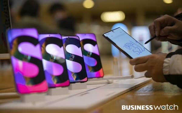 10일 서울 서초구 삼성 딜라이트에 삼성전자의 새로운 플래그십 스마트폰 