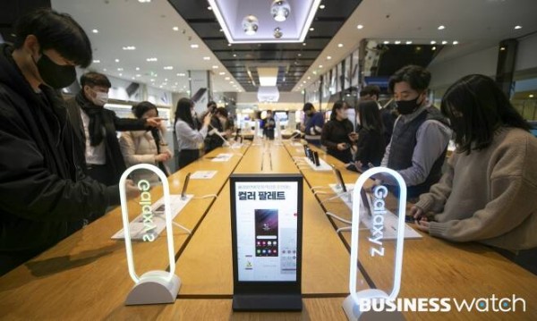 10일 서울 서초구 삼성 딜라이트에 삼성전자의 새로운 플래그십 스마트폰 