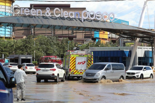 태풍 힌남노가 지나며 내린 폭우로 6일 오후 경북 포항 포스코제철소 앞 동해안로가 물에 잠겨 있다. 김정효 기자